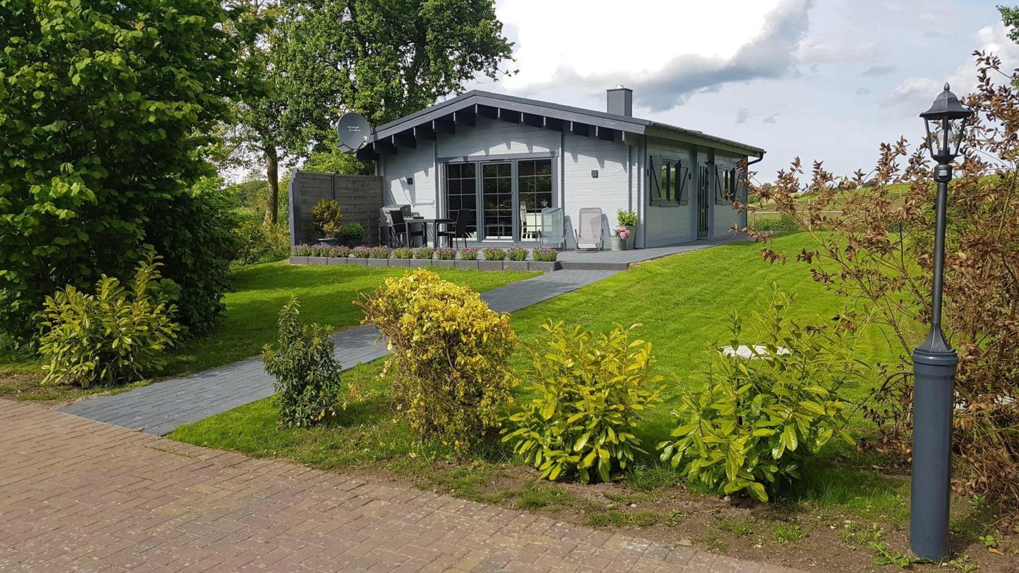 Idyllisches-Blockbohlenhaus-Mit-Eigenem-Garten-Und-Sauna-Zum-Wohlfuehlen Martensrade Exterior photo